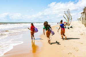 Surfistas na praia pedra do sal / foto por Mariana Medeiros