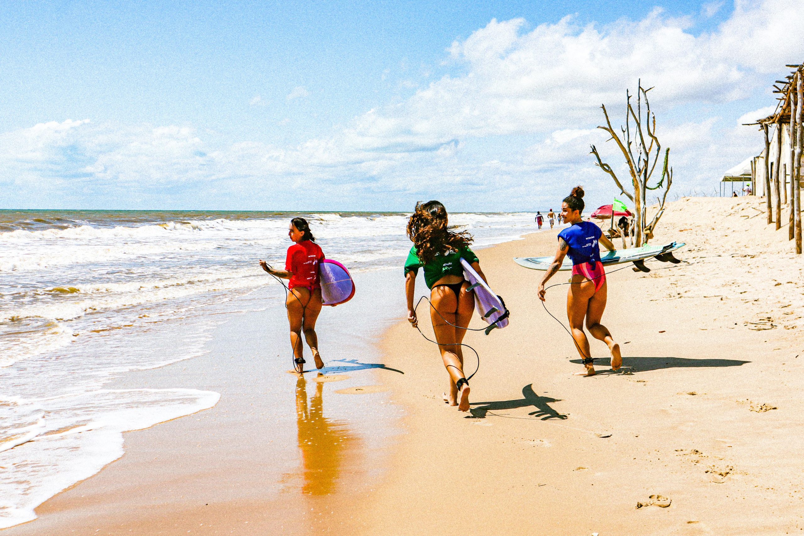 Surfistas na praia pedra do sal / foto por Mariana Medeiros